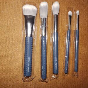 5-LARUCE Durable/professional-grade brushes for precise makeup application-NEW